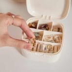 ✨ নতুন স্টাইলের এক্সক্লুসিভ জুয়েলারি স্টোরেজ বক্স – পোর্টেবল ও উচ্চমানের গহনা রাখার বাক্স - Image 3