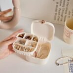 ✨ নতুন স্টাইলের এক্সক্লুসিভ জুয়েলারি স্টোরেজ বক্স – পোর্টেবল ও উচ্চমানের গহনা রাখার বাক্স - Image 6